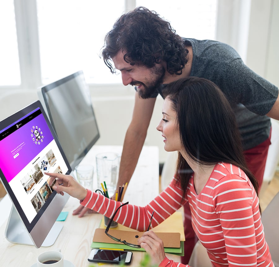 Team discussing about website design