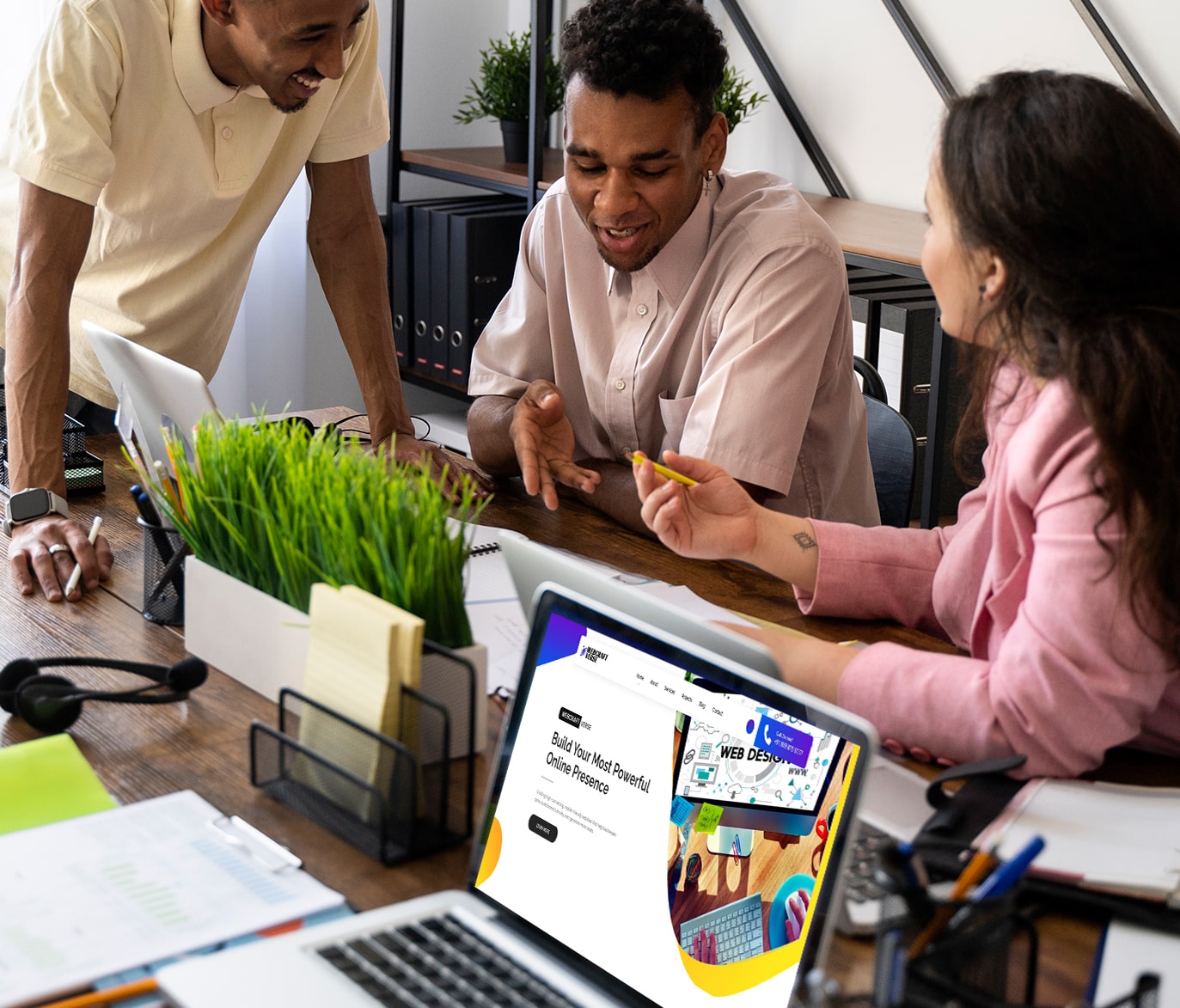 Team discussing about website